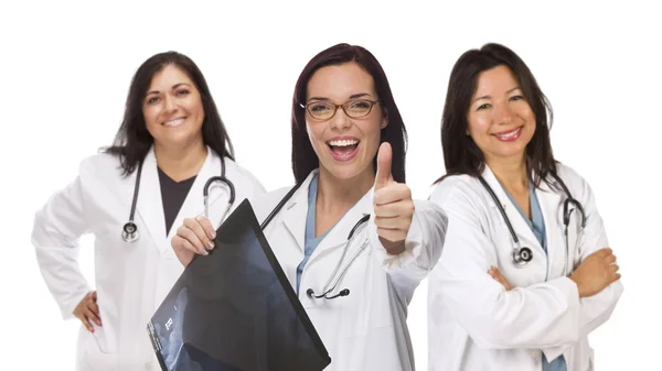 Испанские женщины-врачи или медсестры с большими пальцами на руках, держащие рентген — стоковое фото