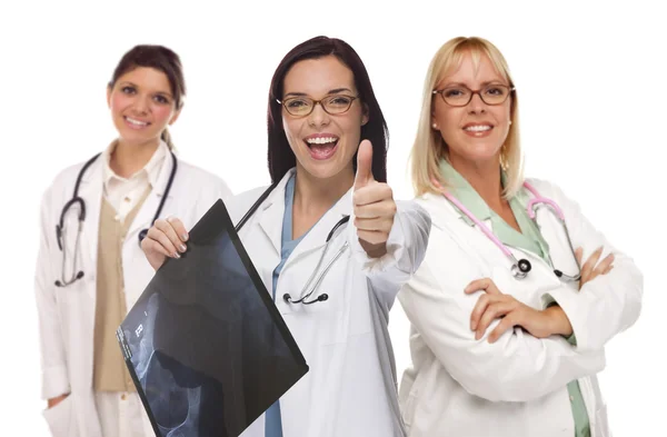 Tres doctores o enfermeras con pulgares hacia arriba sosteniendo rayos X —  Fotos de Stock