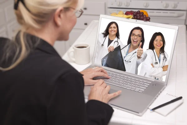 Vrouw met laptop bekijken drie artsen met duimen omhoog — Stockfoto