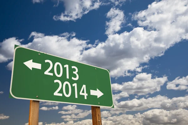 2013, 2014 groene verkeersbord over wolken — Stockfoto