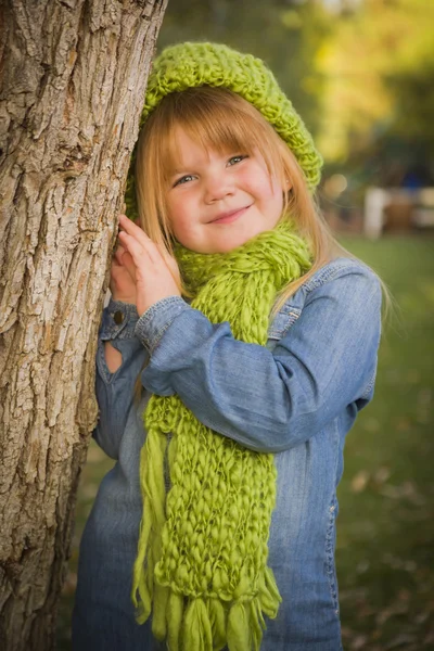 Портрет милой молодой девушки в зелёном шарфе и шляпе — стоковое фото