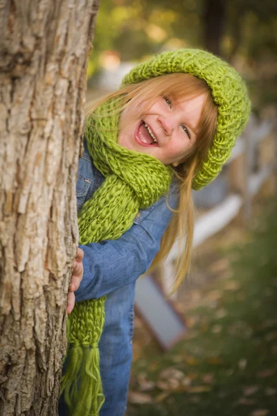 Retrato de bonito jovem menina vestindo verde cachecol e chapéu — Fotografia de Stock