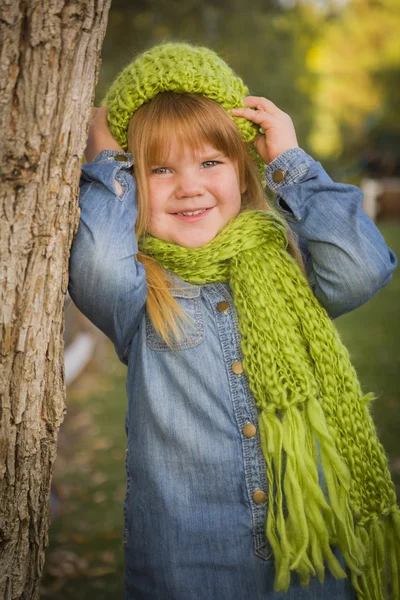 Porträtt av söt ung flicka klädd i grön scarf och hatt — Stockfoto