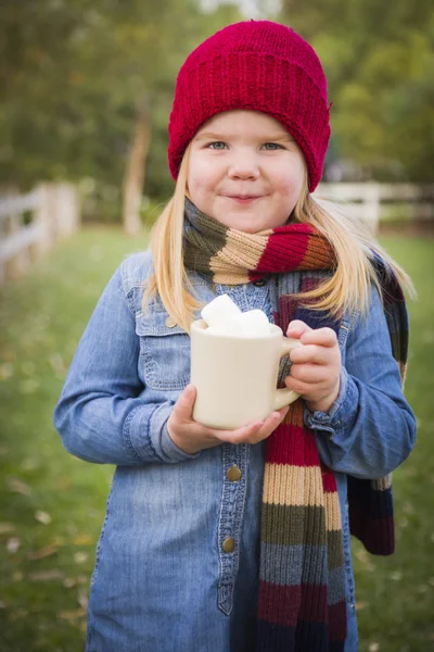 マーシュ mallows 外とココアのマグカップを保持しているかわいい若い女の子 — ストック写真