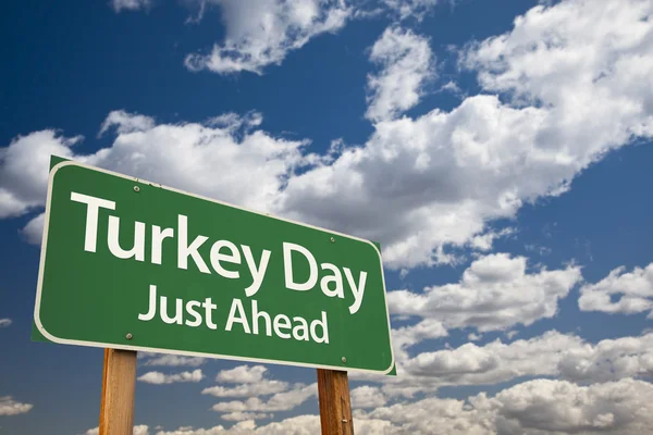 Turkey Day Green Road Sign and Clouds — Stock Photo, Image