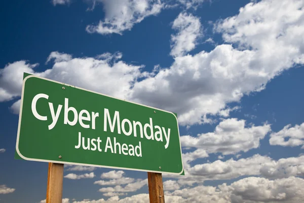 Cyber maandag gewoon vooruit groene verkeersbord en wolken — Stockfoto