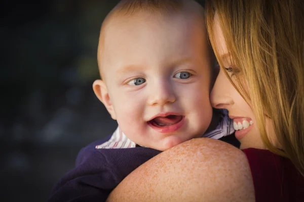 Niedlichen roten Kopf Säugling Junge Porträt mit seiner Mutter — Stockfoto