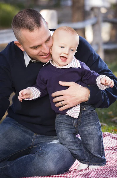 Bambino ragazzo e giovane padre militare giocare nel parco — Foto Stock