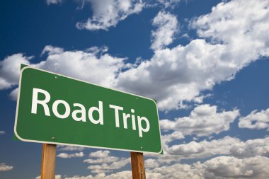 Road trip yeşil yol işaret üzerinde gökyüzü
