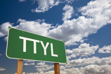 ttyl yeşil yol işaret üzerinde gökyüzü