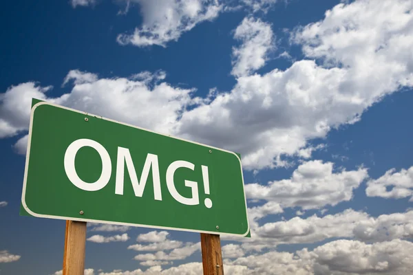 Aman Tanrım! gökyüzü üzerinde yeşil yol levhası