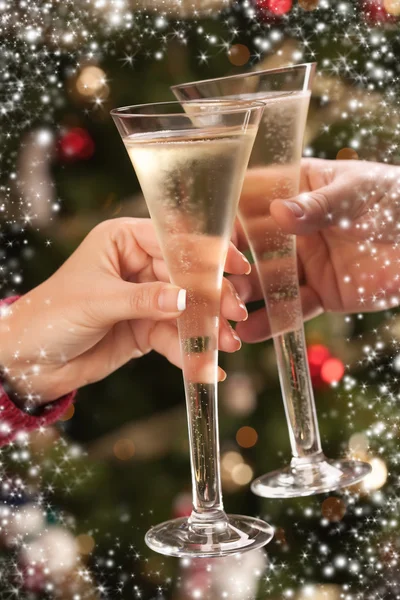 Man en vrouw roosteren champagne voor lichten — Stockfoto