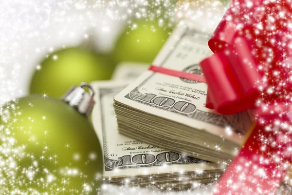 Stack of Hundred Dollar Bills com arco perto de ornamentos de Natal — Fotografia de Stock