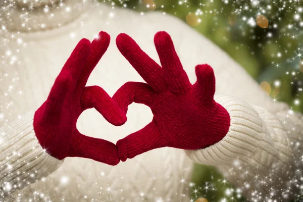 Vrouw dragen rode wanten stak een hart hand teken — Stockfoto