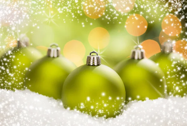 Zielone ozdoby świąteczne na śniegu na streszczenie tło — Zdjęcie stockowe