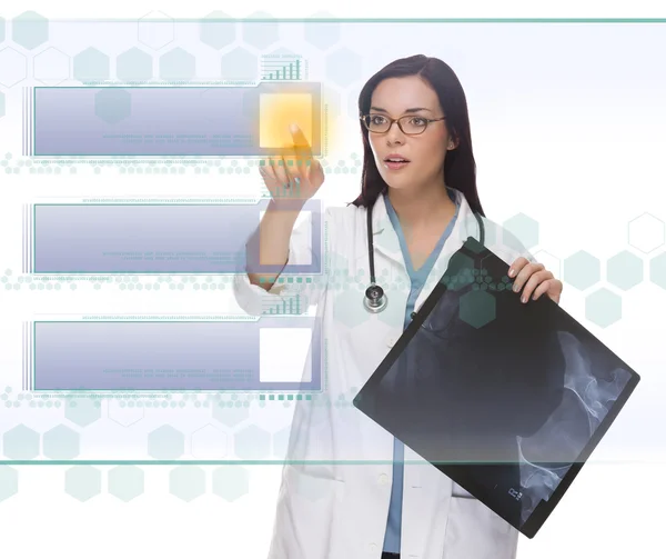 Ärztin oder Krankenschwester drückt Blanko-Knopf auf dem Panel — Stockfoto
