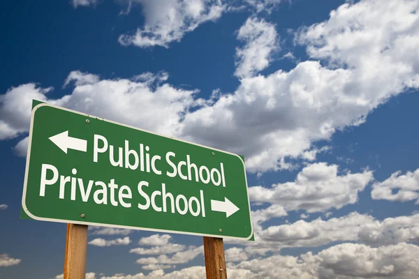 Escola Pública ou Privada Green Road Sign Over Sky — Fotografia de Stock
