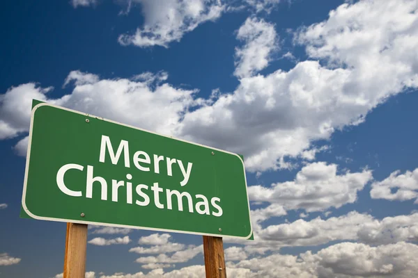 雲と空にメリー クリスマス グリーン道路標識 — ストック写真