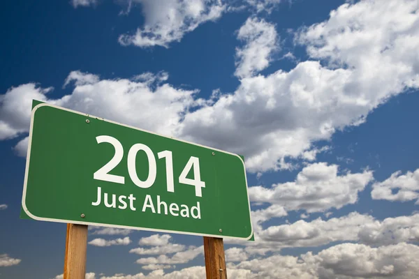 2014 enkel vooruit groene verkeersbord over wolken en lucht — Stockfoto