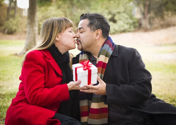 Couple mixte partageant Noël ou Saint-Valentin cadeau Outsi — Photo