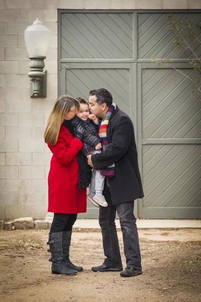 Fils affectueux de famille vêtu chaudement en face du bâtiment rustique — Photo