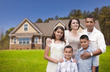 Yeni evlerinin önünde genç İspanyol Aile