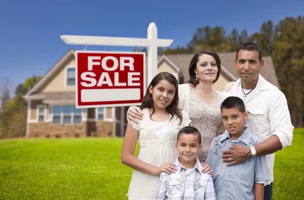 Família hispânica, nova casa e para venda Sinal imobiliário — Fotografia de Stock