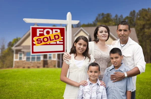 Famiglia ispanica, Nuova casa e venduto Real Estate Sign — Foto Stock