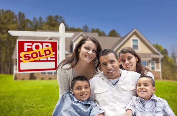 Famiglia ispanica, Nuova casa e venduto Real Estate Sign — Foto Stock