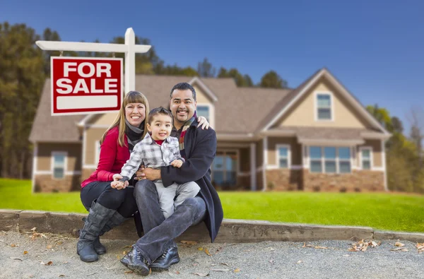 Mieszany rasa rodzina, dom, sprzedaż nieruchomości znak — Zdjęcie stockowe