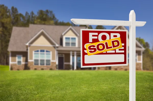 Vendita Casa Venduto Accedi di fronte a Nuova Casa — Foto Stock