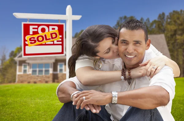 Hispanic Couple, New Home and Sold Real Estate Sign — Stock Photo, Image