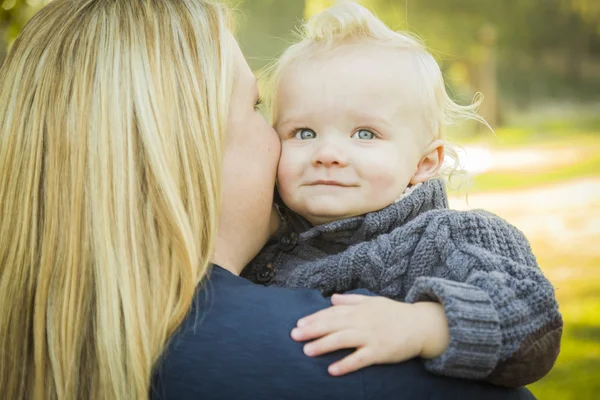 Madre abrazando su adorable rubia bebé niño — Foto de Stock