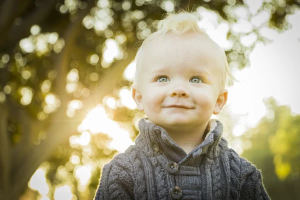 Bedårande blond pojke utomhus i parken — Stockfoto