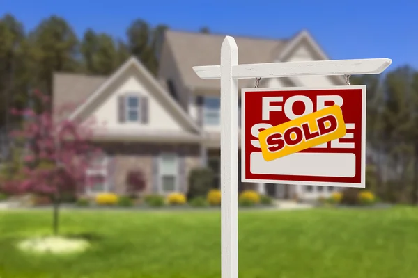 Verkocht huis voor verkoop teken voor nieuw huis — Stockfoto