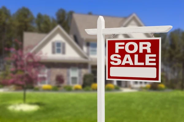 Huis voor verkoop teken voor nieuw huis — Stockfoto