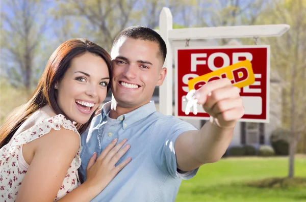 Couple militaire devant la maison, clés de la maison et signe — Photo