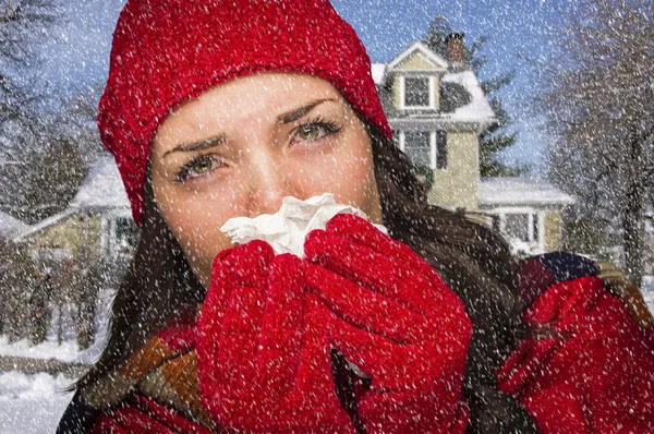 Malade femme dans la neige soufflant son nez douloureux avec tissu — Photo