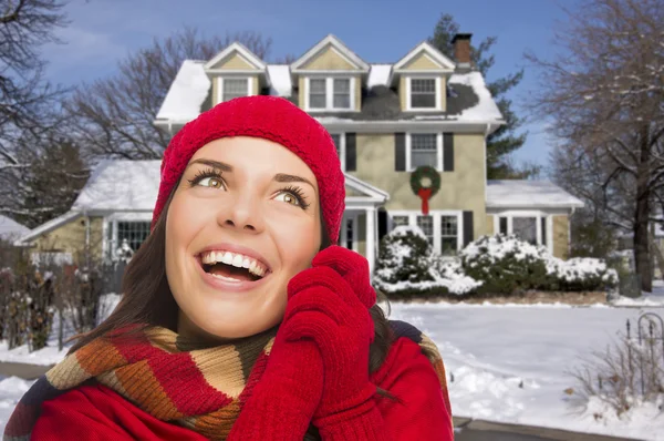 Usmívající se žena smíšené rasy v zimní oblečení venku ve sněhu — Stock fotografie