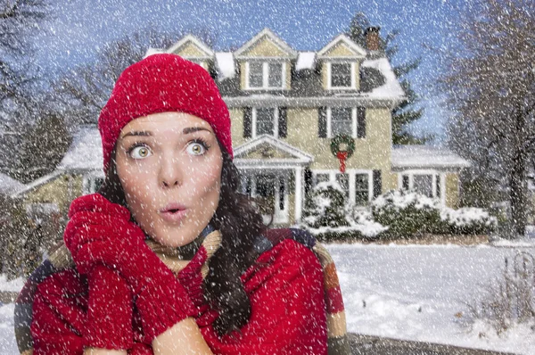 Lächelnde Mischlingshündin in Winterkleidung draußen im Schnee — Stockfoto