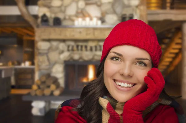 Chica de raza mixta disfrutando de una cálida chimenea en cabina rústica — Foto de Stock