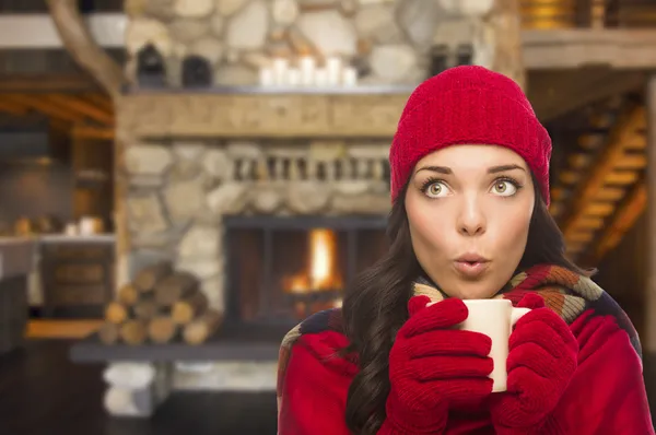 混血の少女を楽しんで暖かい暖炉と持株マグカップ — ストック写真