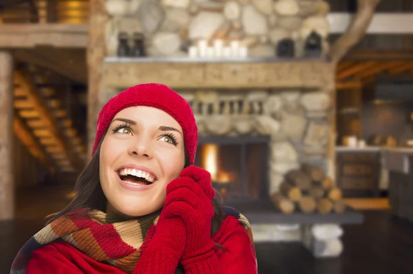 Chica de raza mixta disfrutando de una cálida chimenea en cabina rústica — Foto de Stock