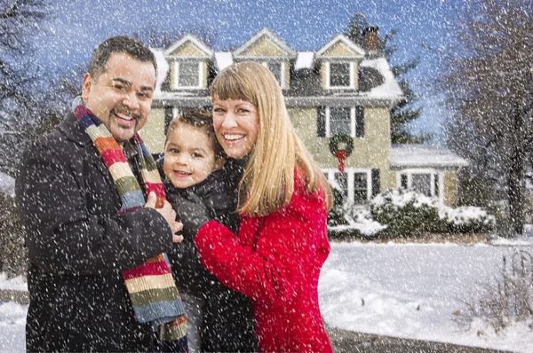 Mischlingsfamilie vor Haus im Schnee — Stockfoto