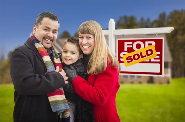 Οικογένεια μπροστά από το σημάδι πωλούνται ακίνητων περιουσιών και σπίτι — Φωτογραφία Αρχείου