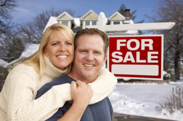 Paar voor nieuw huis en onroerend goed teken — Stockfoto