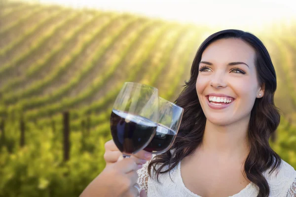 Jonge vrouw genieten van glas wijn in de wijngaard met vrienden — Stockfoto