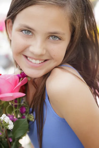 市場で花の花束を持ってかなり若い女の子 — ストック写真