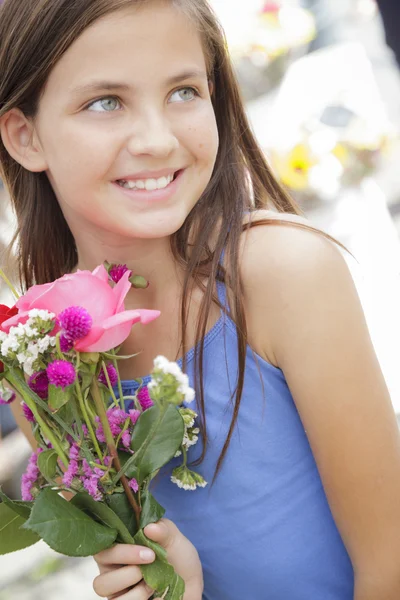 Rapariga bonita segurando buquê de flores no mercado — Fotografia de Stock