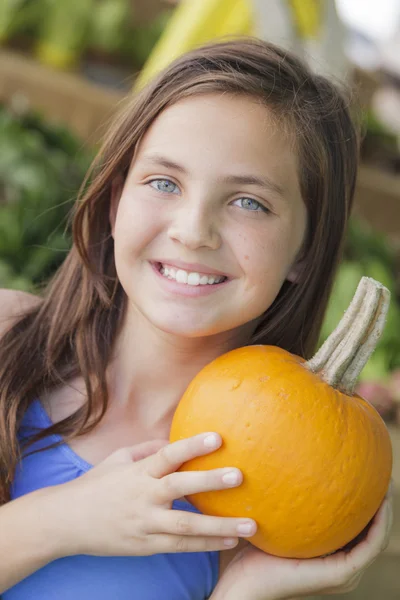 Vrij jong meisje met plezier met de pompoenen in de markt — Stockfoto